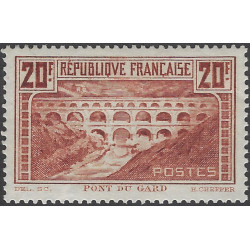 Pont du Gard timbre de France N°262A neuf*.