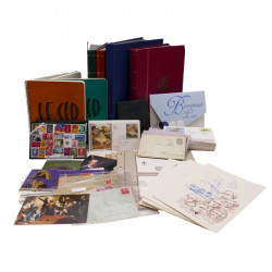 Vrac philatélique de timbres du monde neufs et oblitérés en un carton.
