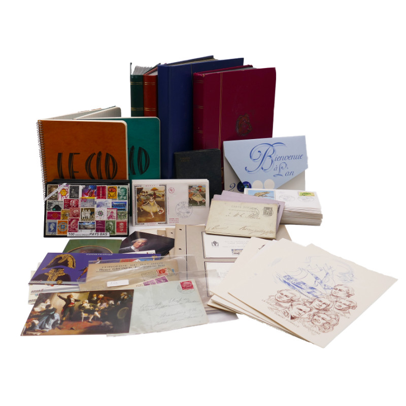 Vrac philatélique de timbres du monde neufs et oblitérés en un carton.