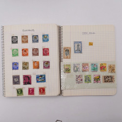 Vrac philatélique de timbres du monde neufs et oblitérés en un carton.
