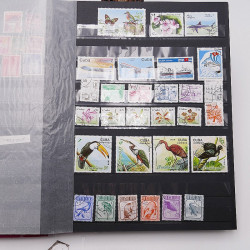 Vrac philatélique de timbres du monde neufs et oblitérés en un carton.