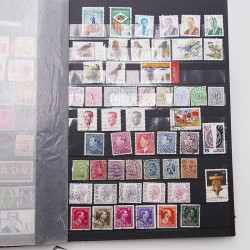 Vrac philatélique de timbres du monde neufs et oblitérés en un carton.