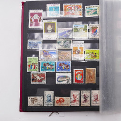 Vrac philatélique de timbres du monde neufs et oblitérés en un carton.