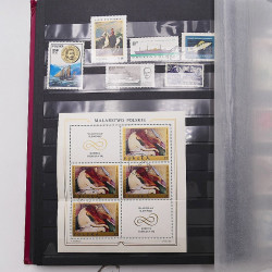 Vrac philatélique de timbres du monde neufs et oblitérés en un carton.