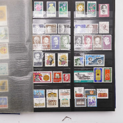 Vrac philatélique de timbres du monde neufs et oblitérés en un carton.