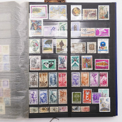 Vrac philatélique de timbres du monde neufs et oblitérés en un carton.