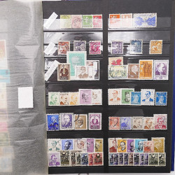 Vrac philatélique de timbres du monde neufs et oblitérés en un carton.