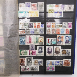 Vrac philatélique de timbres du monde neufs et oblitérés en un carton.