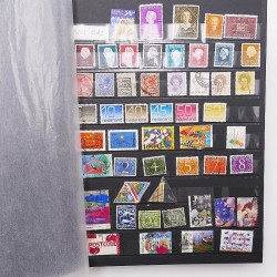 Vrac philatélique de timbres du monde neufs et oblitérés en un carton.