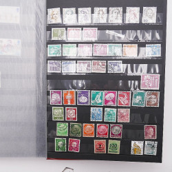 Vrac philatélique de timbres du monde neufs et oblitérés en un carton.