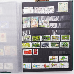 Vrac philatélique de timbres du monde neufs et oblitérés en un carton.