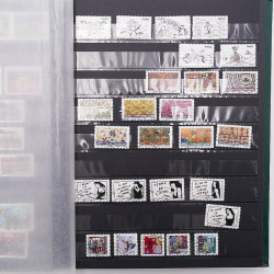 Vrac philatélique de timbres du monde neufs et oblitérés en un carton.