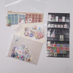 Vrac philatélique de timbres du monde neufs et oblitérés en un carton.