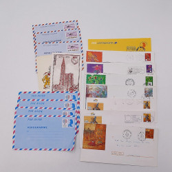 Vrac philatélique de timbres du monde neufs et oblitérés en un carton.