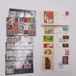 Vrac philatélique de timbres du monde neufs et oblitérés en un carton.