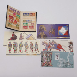 Vrac philatélique de timbres du monde neufs et oblitérés en un carton.