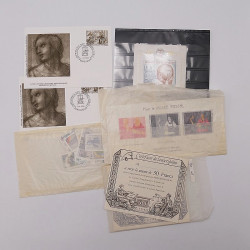 Vrac philatélique de timbres du monde neufs et oblitérés en un carton.