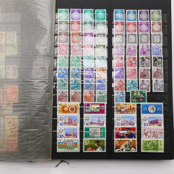 Vrac philatélique de timbres du monde neufs et oblitérés en un carton.