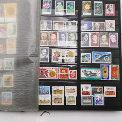 Vrac philatélique de timbres du monde neufs et oblitérés en un carton.