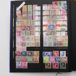 Vrac philatélique de timbres du monde neufs et oblitérés en un carton.