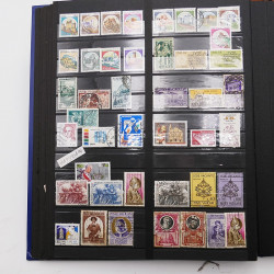 Vrac philatélique de timbres du monde neufs et oblitérés en un carton.