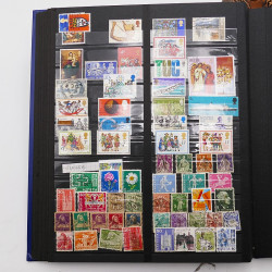 Vrac philatélique de timbres du monde neufs et oblitérés en un carton.