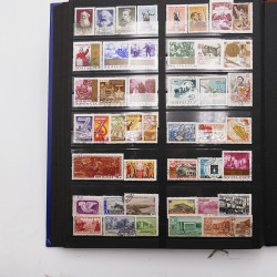 Vrac philatélique de timbres du monde neufs et oblitérés en un carton.