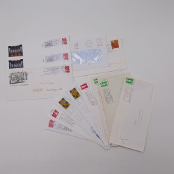Vrac philatélique de timbres du monde neufs et oblitérés en un carton.