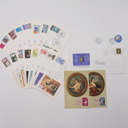 Vrac philatélique de timbres du monde neufs et oblitérés en un carton.