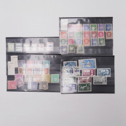 Vrac philatélique de timbres du monde neufs et oblitérés en un carton.