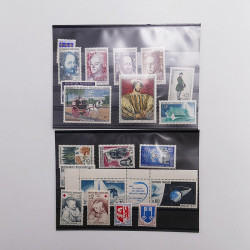 Vrac philatélique de timbres du monde neufs et oblitérés en un carton.