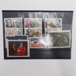 Vrac philatélique de timbres du monde neufs et oblitérés en un carton.