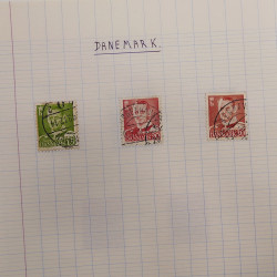 Vrac philatélique de timbres du monde neufs et oblitérés en un carton.