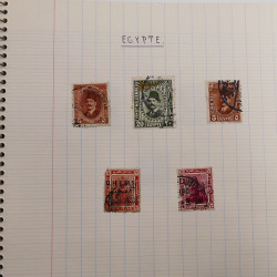 Vrac philatélique de timbres du monde neufs et oblitérés en un carton.