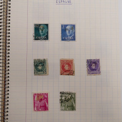 Vrac philatélique de timbres du monde neufs et oblitérés en un carton.