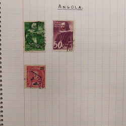 Vrac philatélique de timbres du monde neufs et oblitérés en un carton.