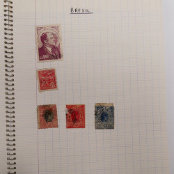 Vrac philatélique de timbres du monde neufs et oblitérés en un carton.