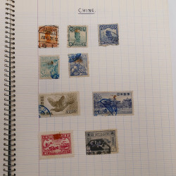Vrac philatélique de timbres du monde neufs et oblitérés en un carton.