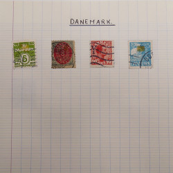 Vrac philatélique de timbres du monde neufs et oblitérés en un carton.