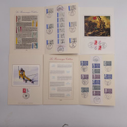 Vrac philatélique de timbres du monde neufs et oblitérés en un carton.