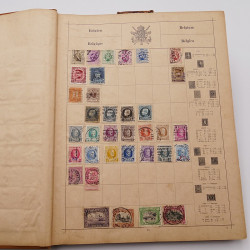 Vrac philatélique de timbres du monde neufs et oblitérés en un carton.