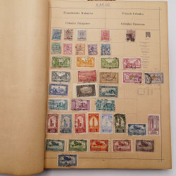 Vrac philatélique de timbres du monde neufs et oblitérés en un carton.