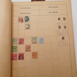 Vrac philatélique de timbres du monde neufs et oblitérés en un carton.