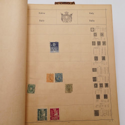 Vrac philatélique de timbres du monde neufs et oblitérés en un carton.