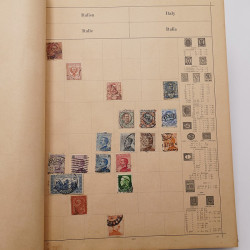 Vrac philatélique de timbres du monde neufs et oblitérés en un carton.