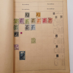 Vrac philatélique de timbres du monde neufs et oblitérés en un carton.