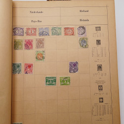 Vrac philatélique de timbres du monde neufs et oblitérés en un carton.