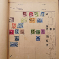 Vrac philatélique de timbres du monde neufs et oblitérés en un carton.