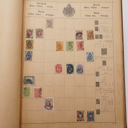 Vrac philatélique de timbres du monde neufs et oblitérés en un carton.
