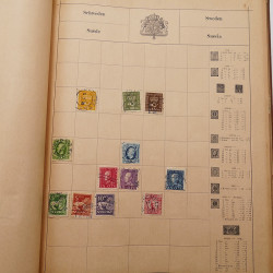 Vrac philatélique de timbres du monde neufs et oblitérés en un carton.